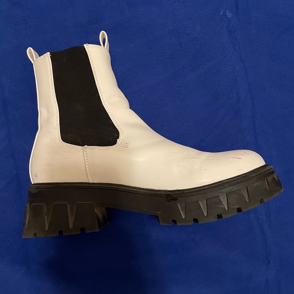 Forever 21 White Chelsea Boots!! Size 8 - Picture 4 of 7